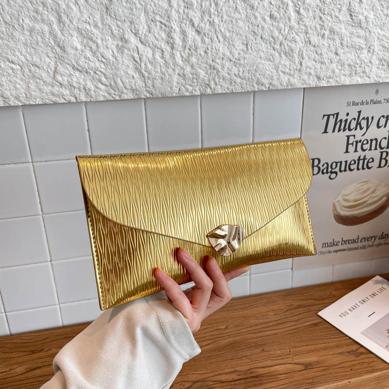 2026 primavera nuevo sobre ligero de lujo bolso de mano de mujer simple botón de metal de moda bolsa de banquete de temperamento casual