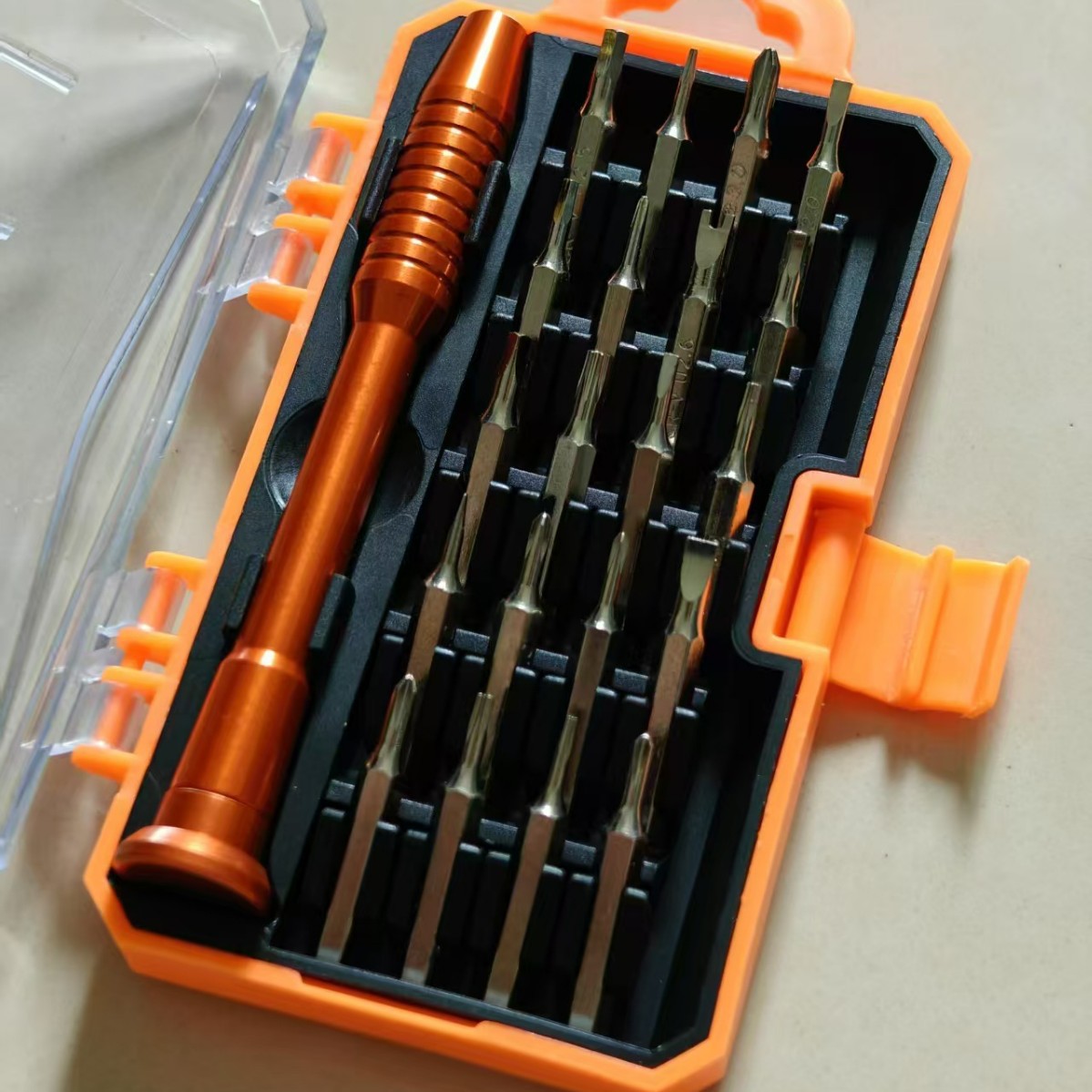 Suministro directo de fábrica de origen Herramientas de reparación de destornilladores multifuncionales Juego de destornilladores de hardware manual al por mayor transfronterizo