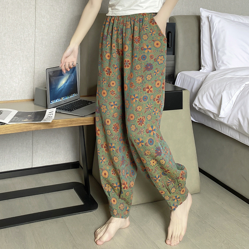 녹색 배경에 노란색 꽃