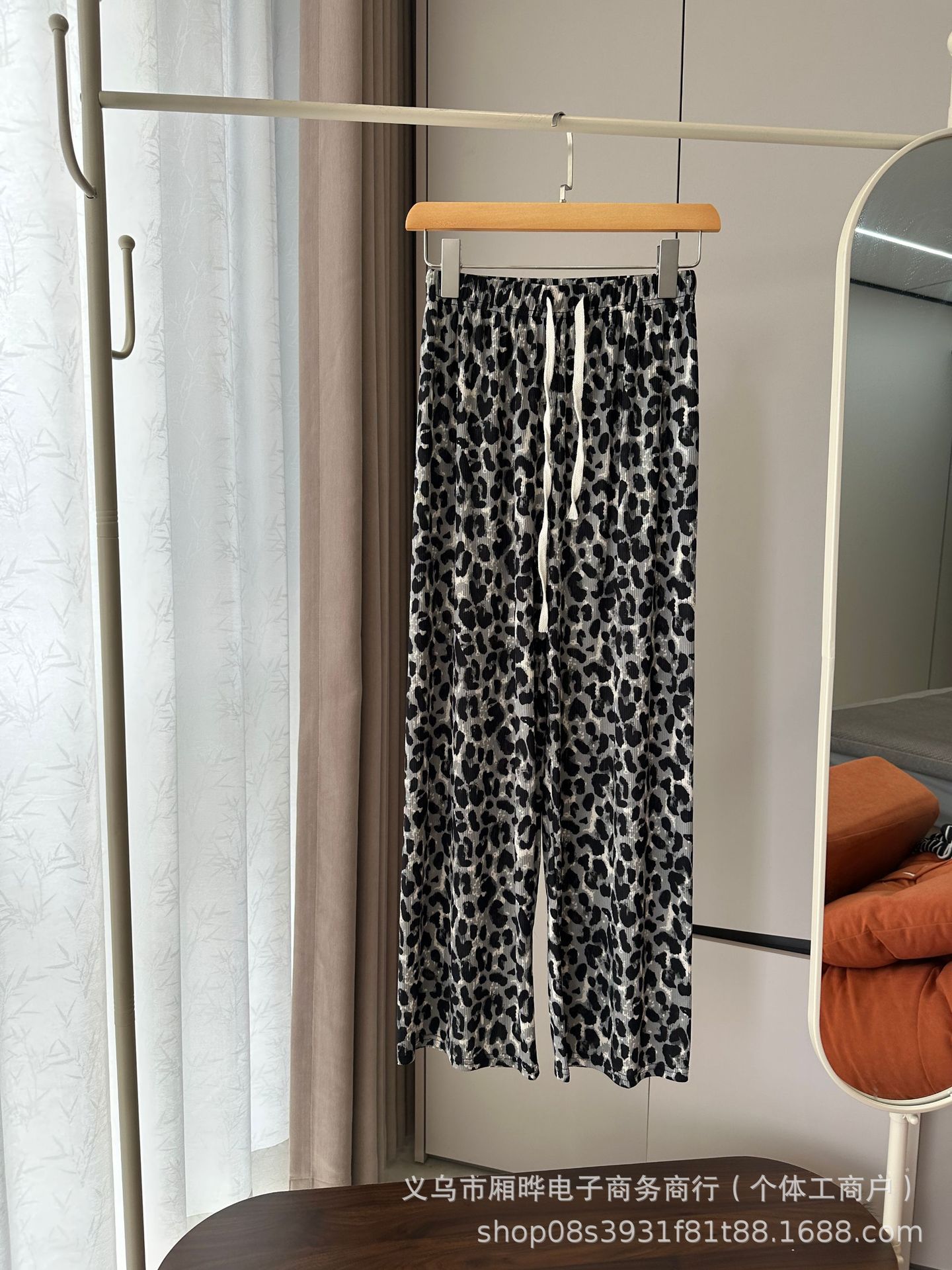 Pantalones de seda de hielo con estampado de leopardo marrón retro americano para mujer verano 2024 nuevos pantalones de pierna ancha rectos sueltos image 4