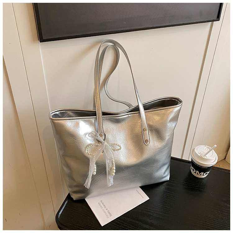 The 2025 summer new stylish and simple tote bag is a casual and trendy large-capacity tote bag with a niche design for women undefined