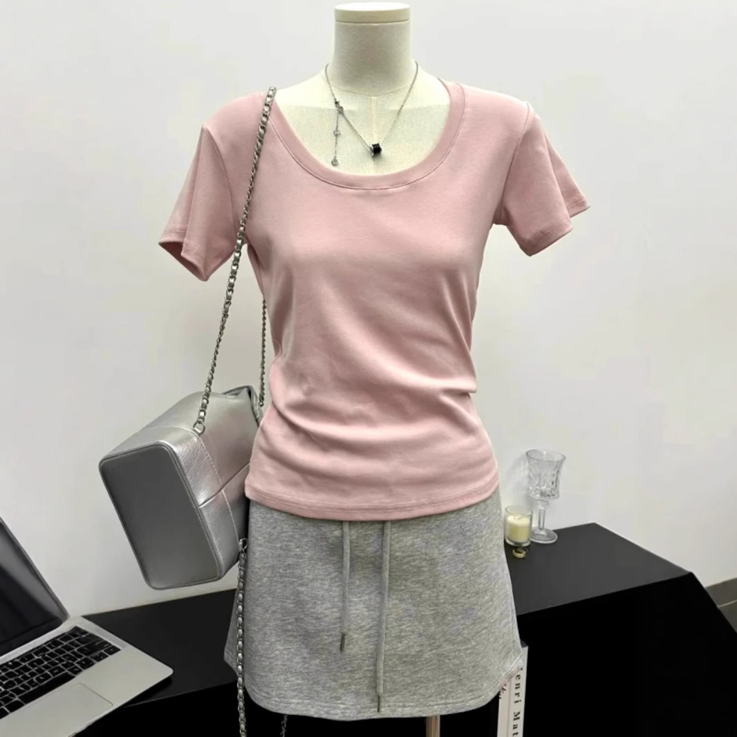Solid color T-shirt for leisure with a round collar