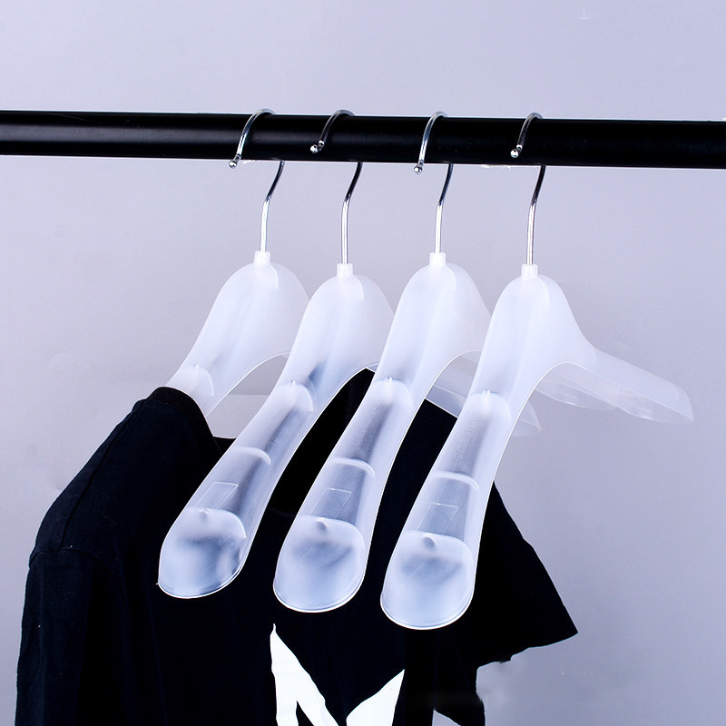 新しい材料のプラスチックハンガー滑り止め洋服店の服は乾湿両用家庭用物干しハンガーのたんすに収納されている|undefined