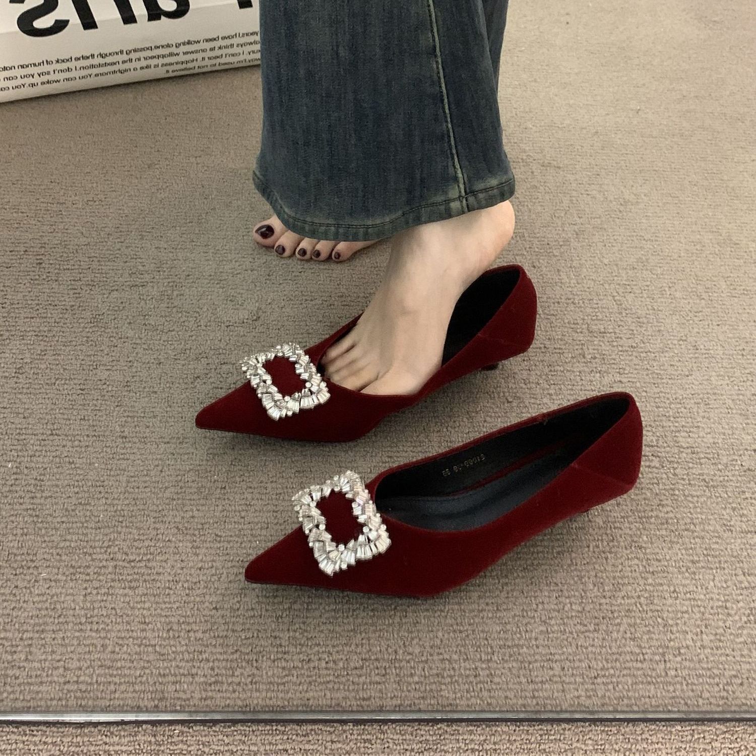 法式配裙子尖头单鞋子女瓢鞋2025年气质优雅水钻浅口中跟工作鞋女