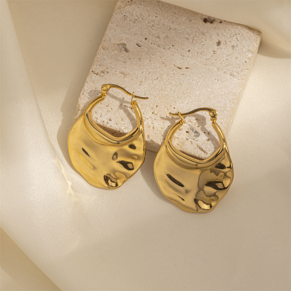 Taena Pendientes de acero inoxidable europeos y americanos, lujo ligero, diseño de nicho de alta gama, pendientes de acero de titanio de superficie brillante, joyería de explosión transfronteriza
