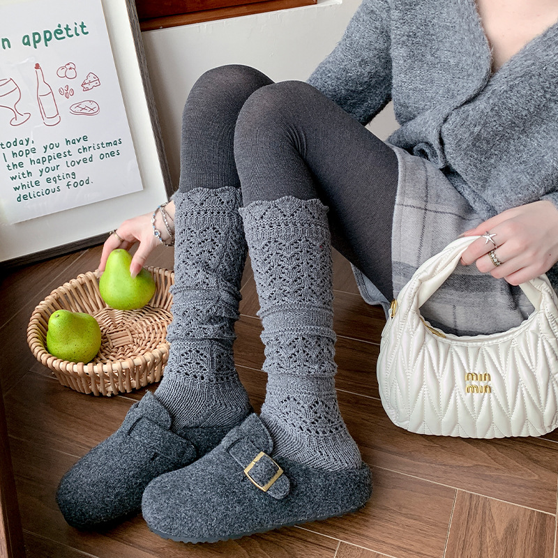 Botas con calcetines de pantorrilla huecos en relieve para mujer, calcetines holgados de otoño e invierno de tubo largo, color gris retro, cálidos y de punto.
