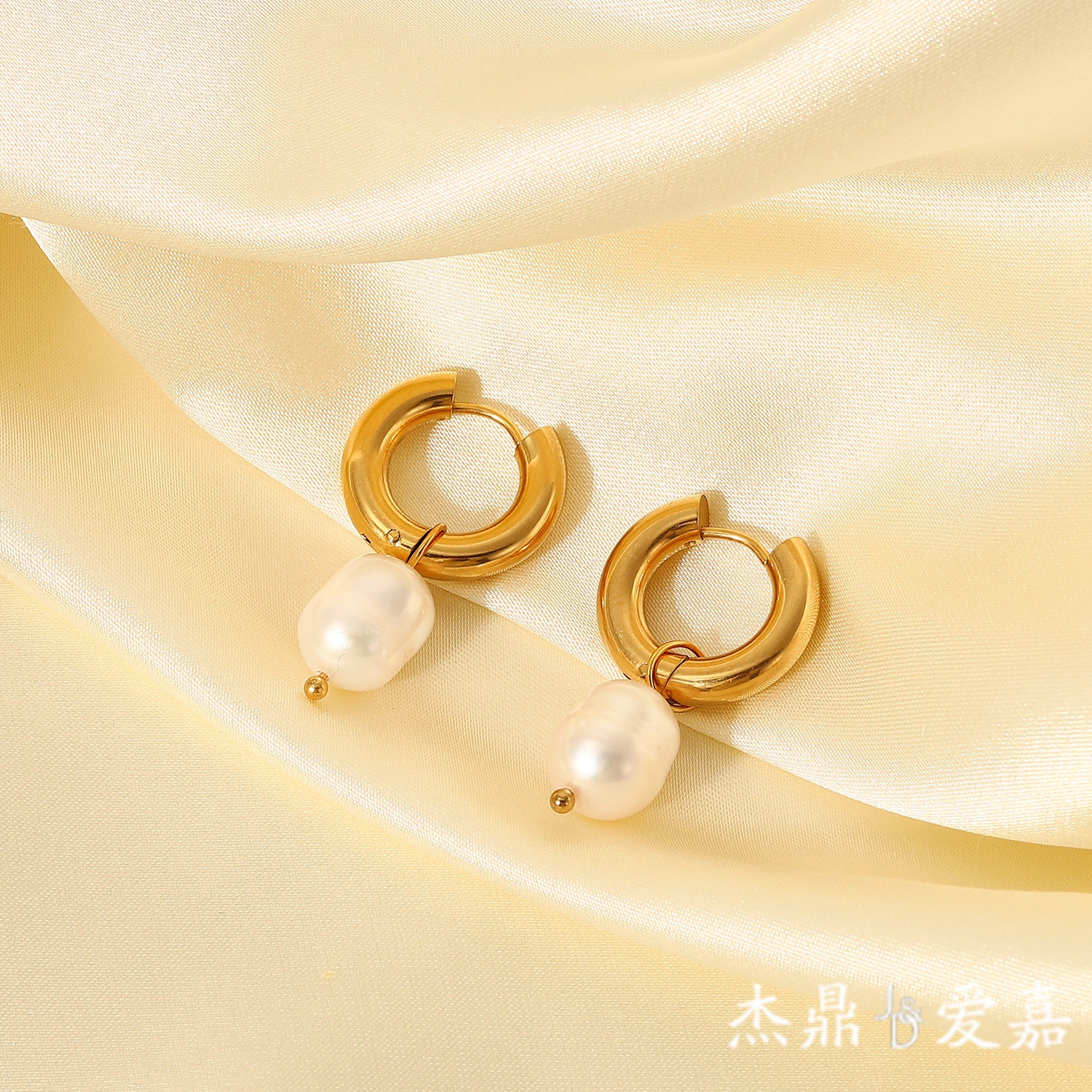 Moda europea y americana simple estilo ins 18K oro pendientes de acero inoxidable natural perla colgante pendientes de las mujeres image 1