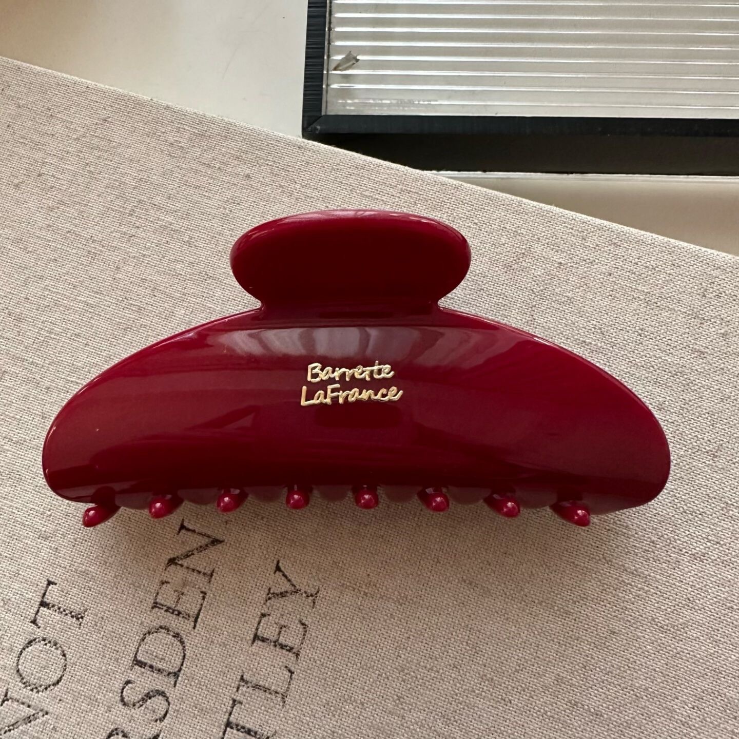 Oval gold label claw clip - red