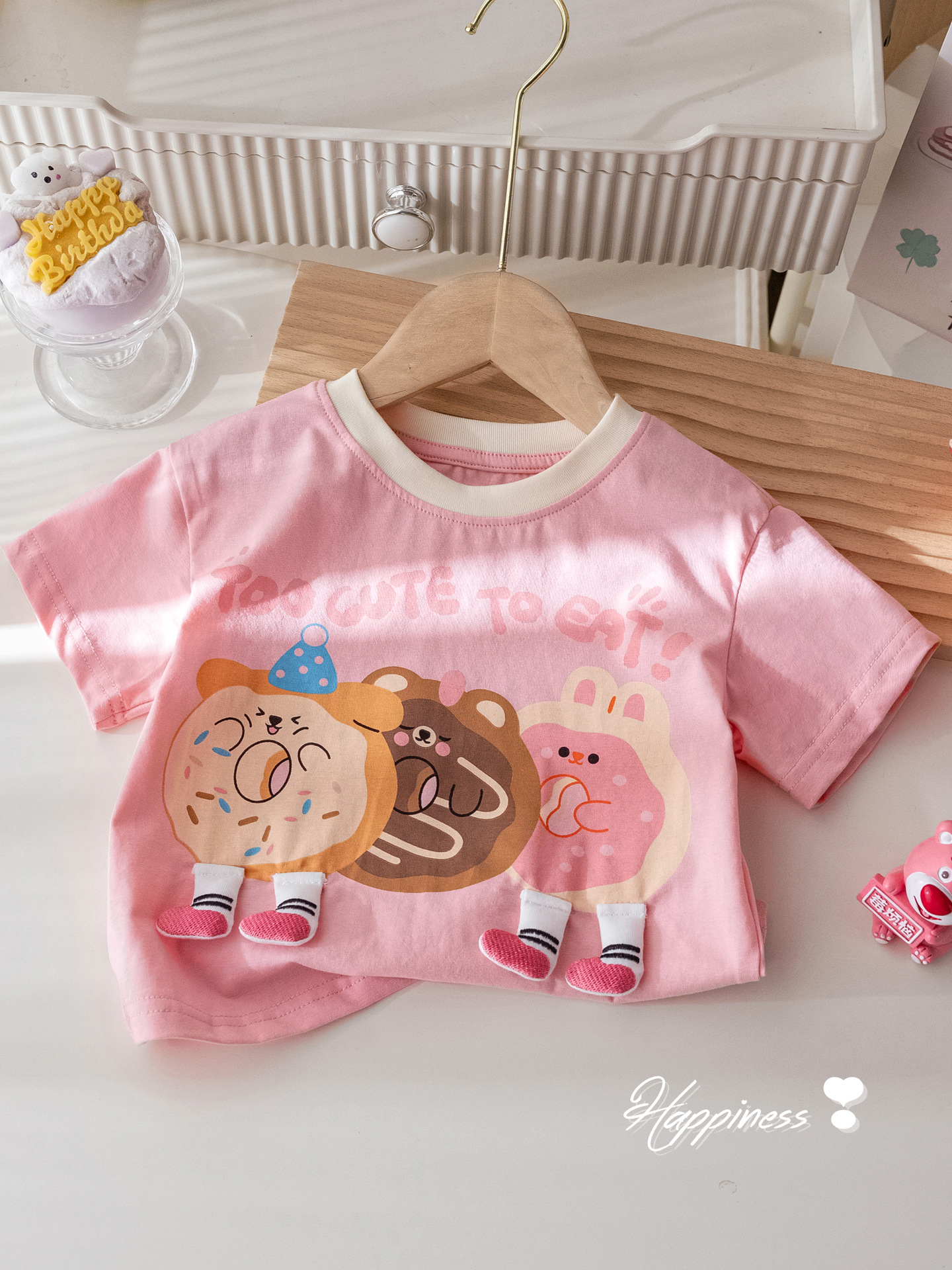 女の子の夏の半袖のtシャツのかわいい漫画のプリントの立体の人形の半袖のベストの赤ちゃんの洋気は色の上着にぶつかります。