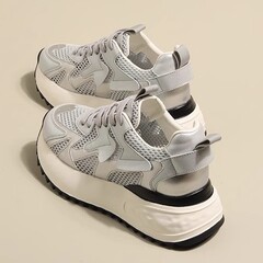 小柄な厚い底の中で高くなっている阿甘靴の女性2025ネットの新型の通気性のファッションの百合の運動靴のお父さんの靴