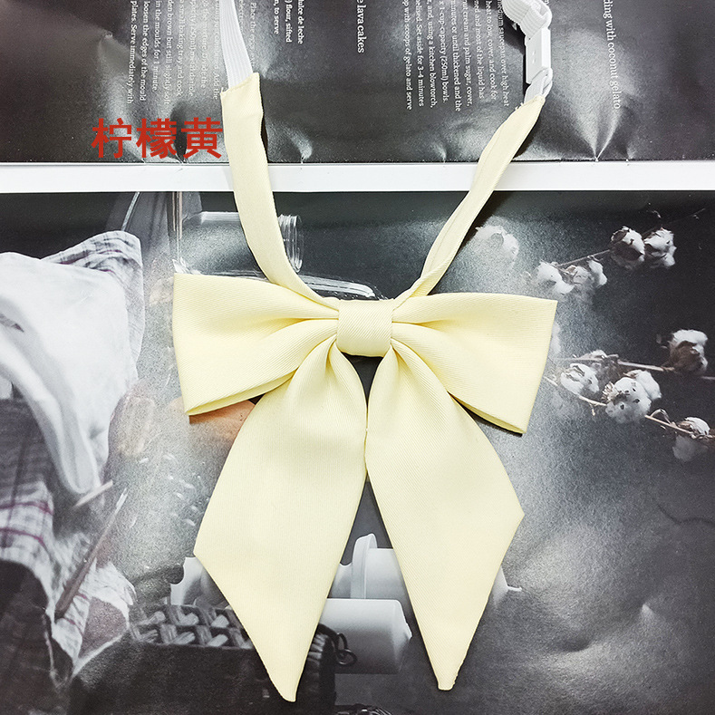Spot al por mayor versión estrecha niña pequeña pajarita de raíz de plumas pajarita flor moda nuevo lazo color sólido jk pajarita satinado