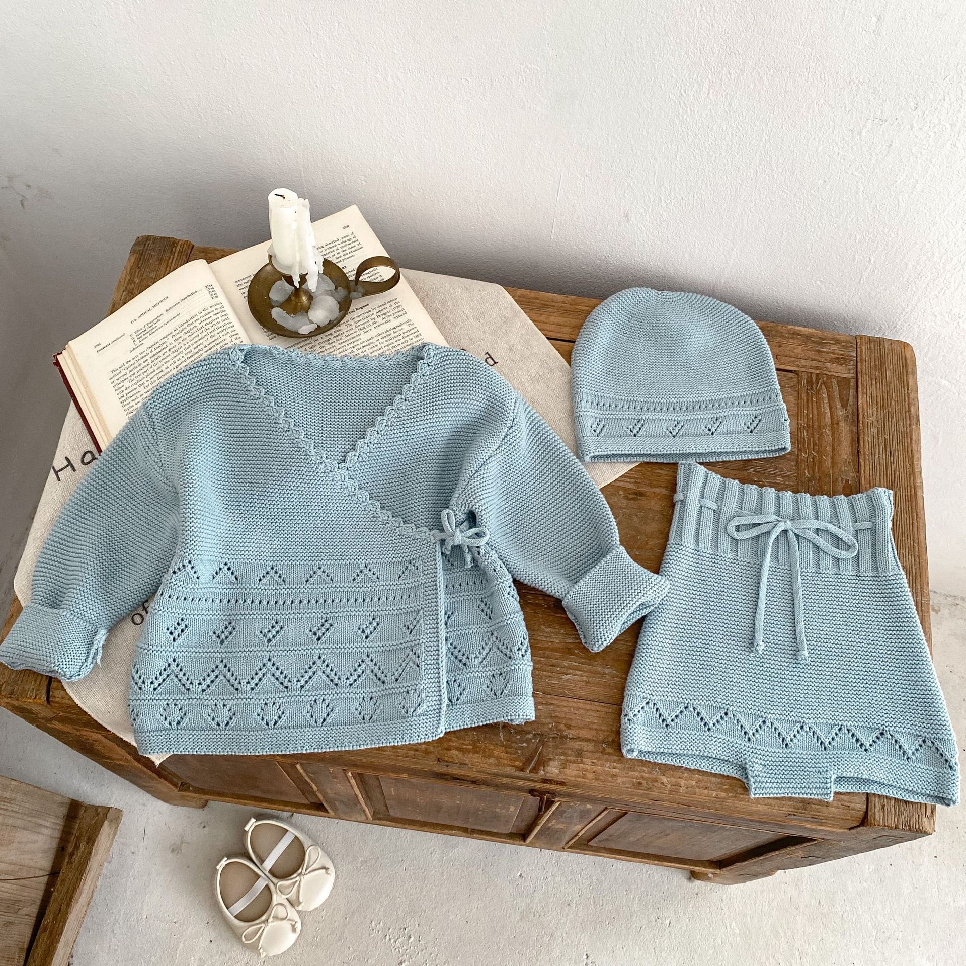 Ropa de otoño 2024 para bebés y niños pequeños, chaqueta gris azul con cuello cruzado y tapeta delantera, pantalones cortos atados y_voghion.com