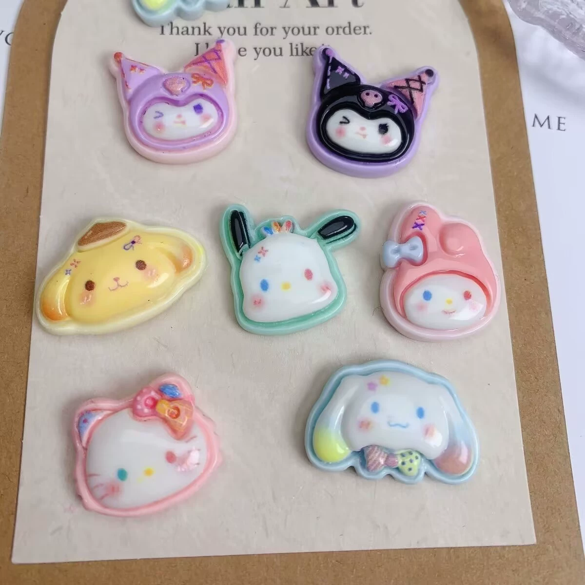 Глянцевые красочные аксессуары Sanrio ручной работы: заколки для волос, чехлы для телефонов, кружки, канцелярия, аксессуары из смолы оптом