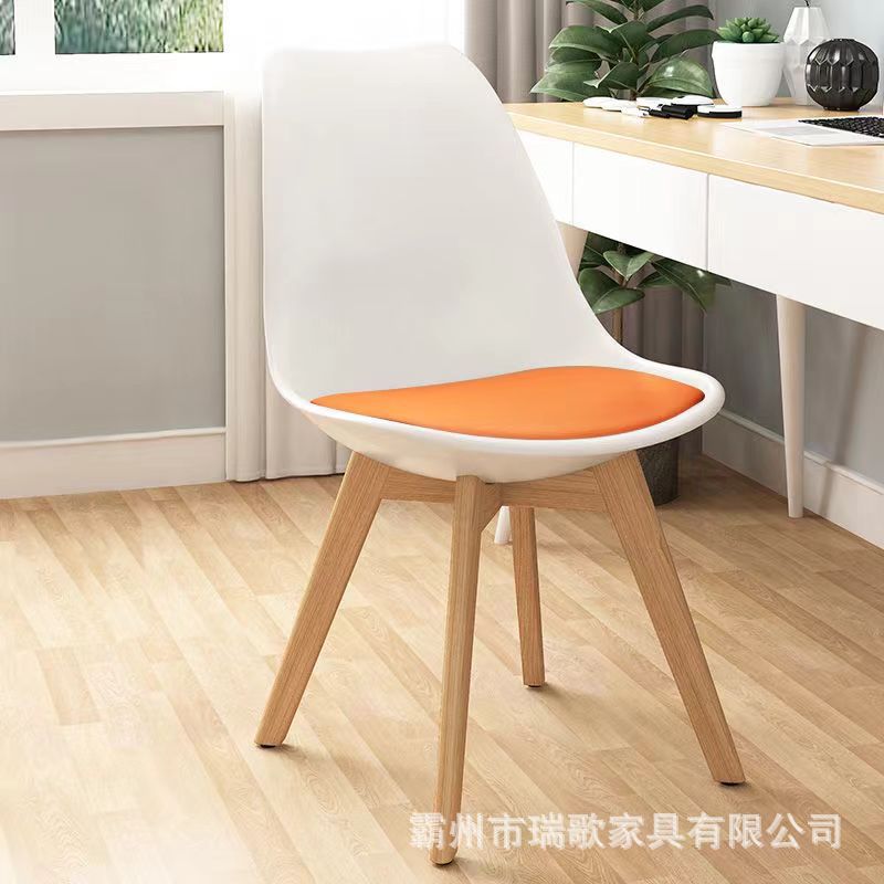 26 años de nueva silla de comedor de madera maciza silla nórdica simple doméstica maquillaje de dormitorio silla de mesa silla de red