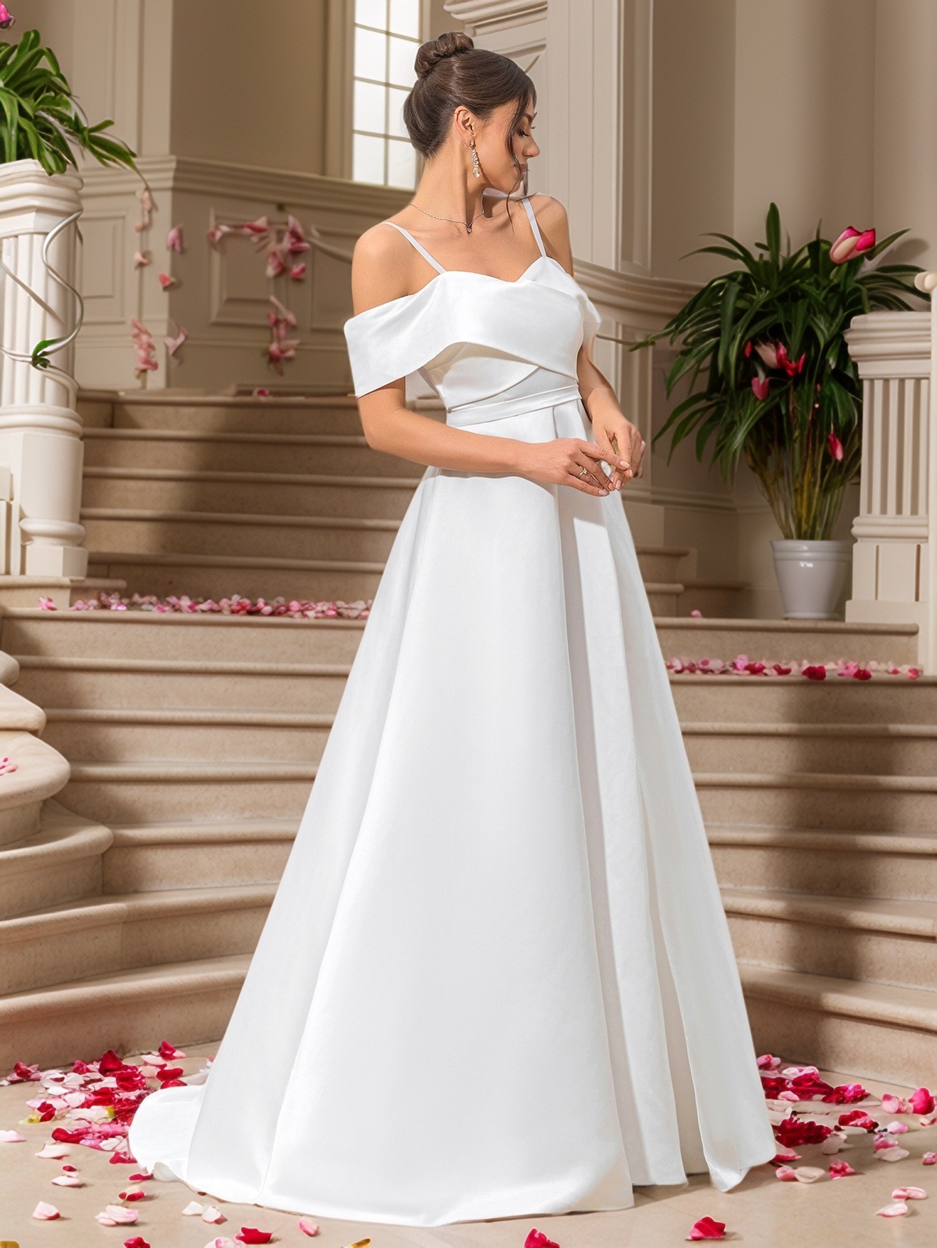 Nuevo estilo europeo y americano con aberturas transfronterizas, tirantes blancos sin tirantes, elegante vestido largo de boda