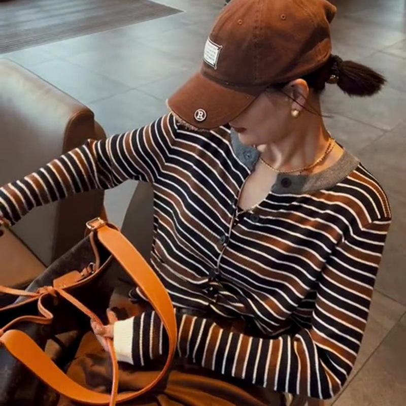 クールなスタイルの超見栄えの良いコントラストストライプセーター2024初秋メイラードレトロカジュアルウールトップ女性用|undefined