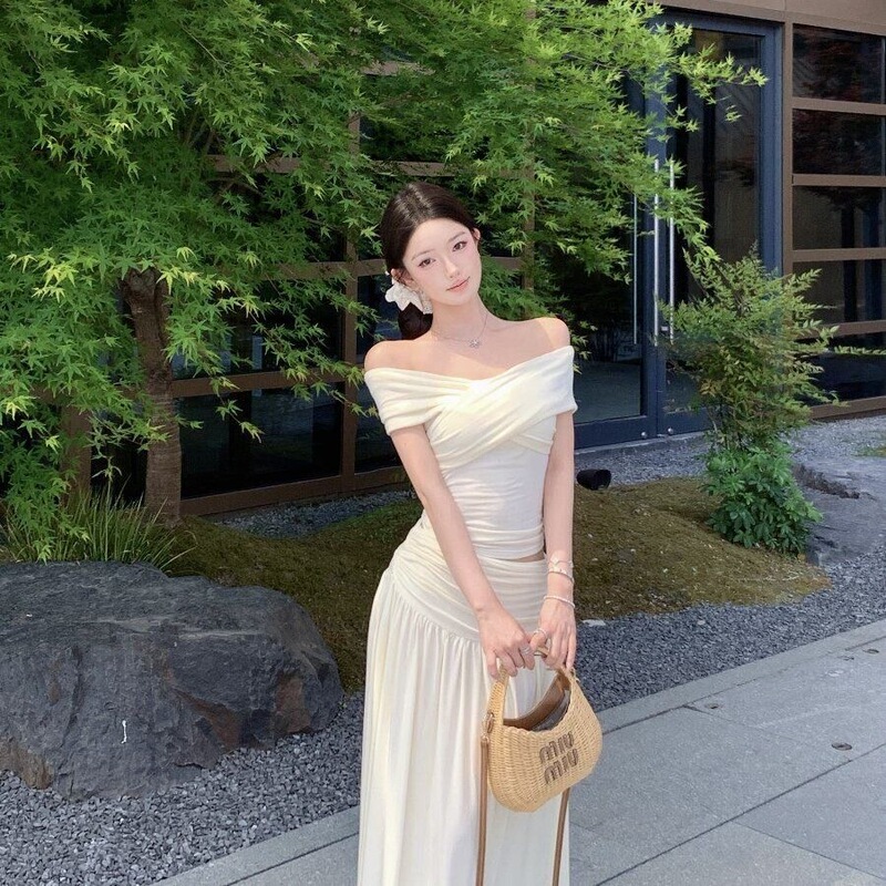 Korean-Style French Off-The-Shoulder Top Paired with a Skirt, Women's Summer Fashion, Elegant and Pure Desire Style Long Skirt Set Korean-Style French Off-The-Shoulder Top Paired with a Skirt, Women's Summer Fashion, Elegant and Pure Desire Style Long Skirt Set