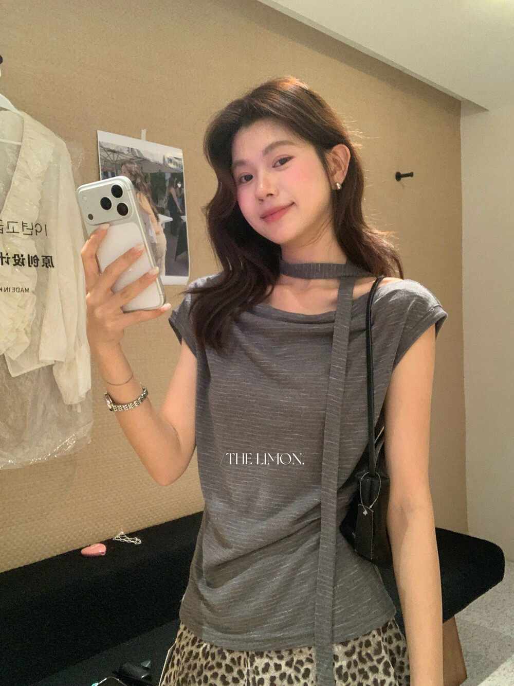 Áo thun nữ thiết kế cổ yếm dây rút eo, tay ngắn, phối dây buộc vai, form ôm nhẹ — màu đen, trắng ngà, Bột cam, màu xám chi tiết 13