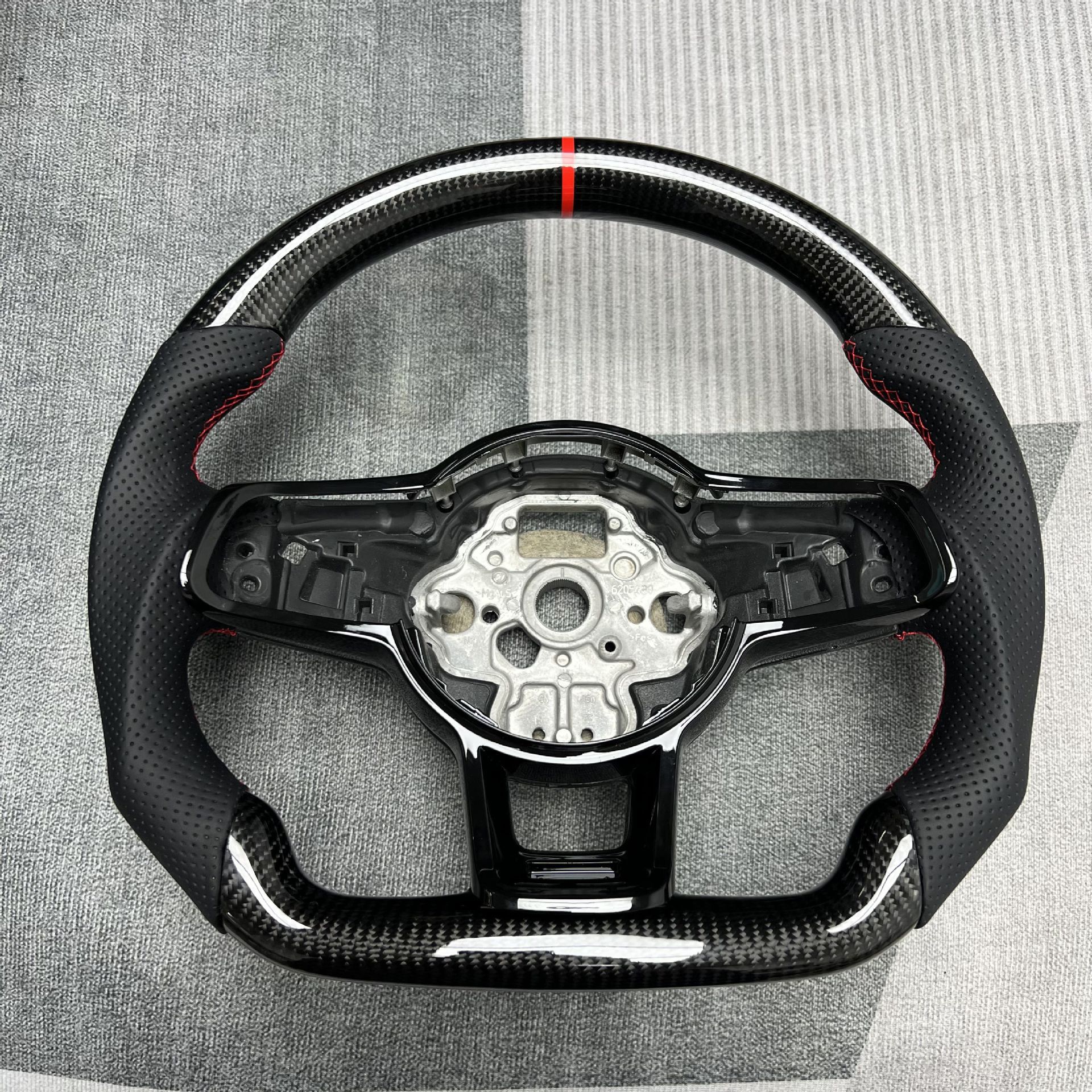 Factory customized carbon fiber steering wheel processing is suitable for Volkswagen Magotan/Sapat/Tuyue/Weilan/Polo
