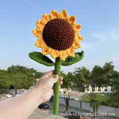 完成品の手作りのかぎ針編みのシミュレーションひまわりの太陽の花の毛糸の花束のシミュレーションの花の教師の日の女神の日のプレゼント