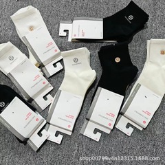 新しいルル刺繍スポーツソックスカジュアルミッドレングス男性と女性のホットスタンピングヨガソックスファッショナブルで多用途な学生ソックス