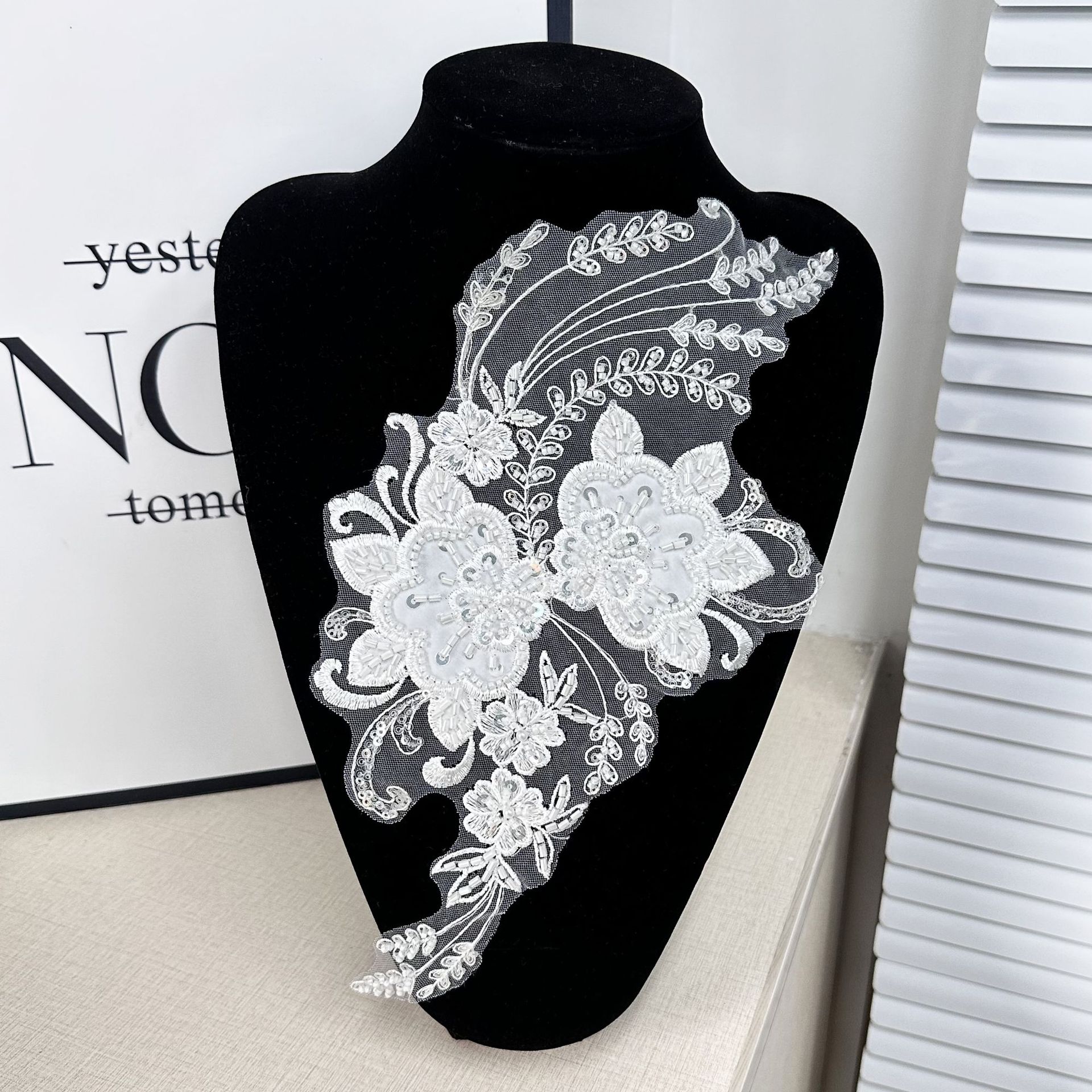 Venta directa de fábrica de encaje exquisito bordado de flores pegatinas de tela moda accesorios de ropa al por mayor