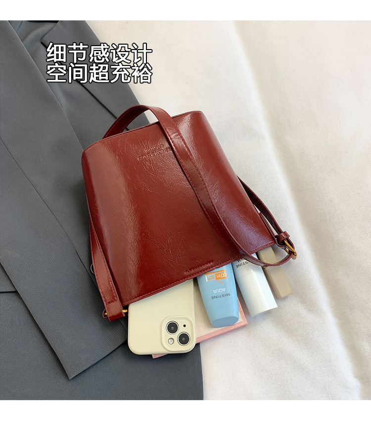 This year, the retro and fashionable women's 2024 new models are popular. This year, single-shoulder crossbody bags, large-capacity hand-held bucket bags, and cross-border bags are all in vogue undefined