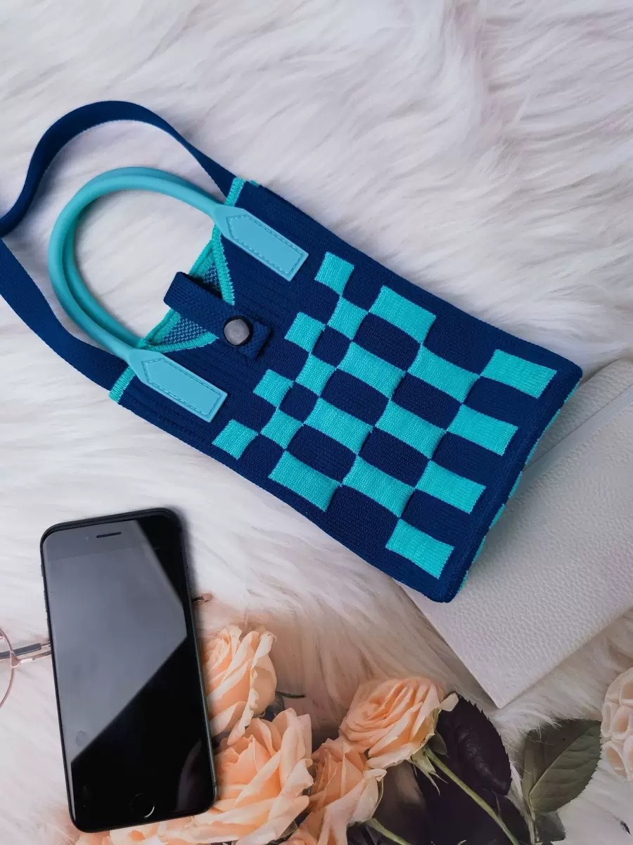 진한 파란색 사각형