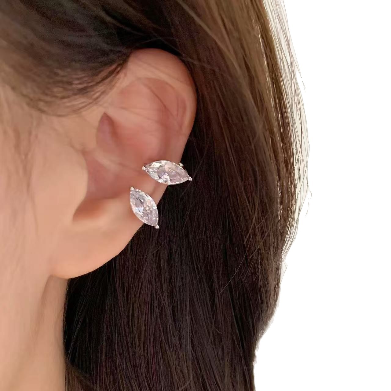Super flash simple gotas de agua zircon orejas clip de hueso para mujeres 2026 nuevo diseño hermoso perforación de perforación de perforación de orejas sin agujeros de orejas