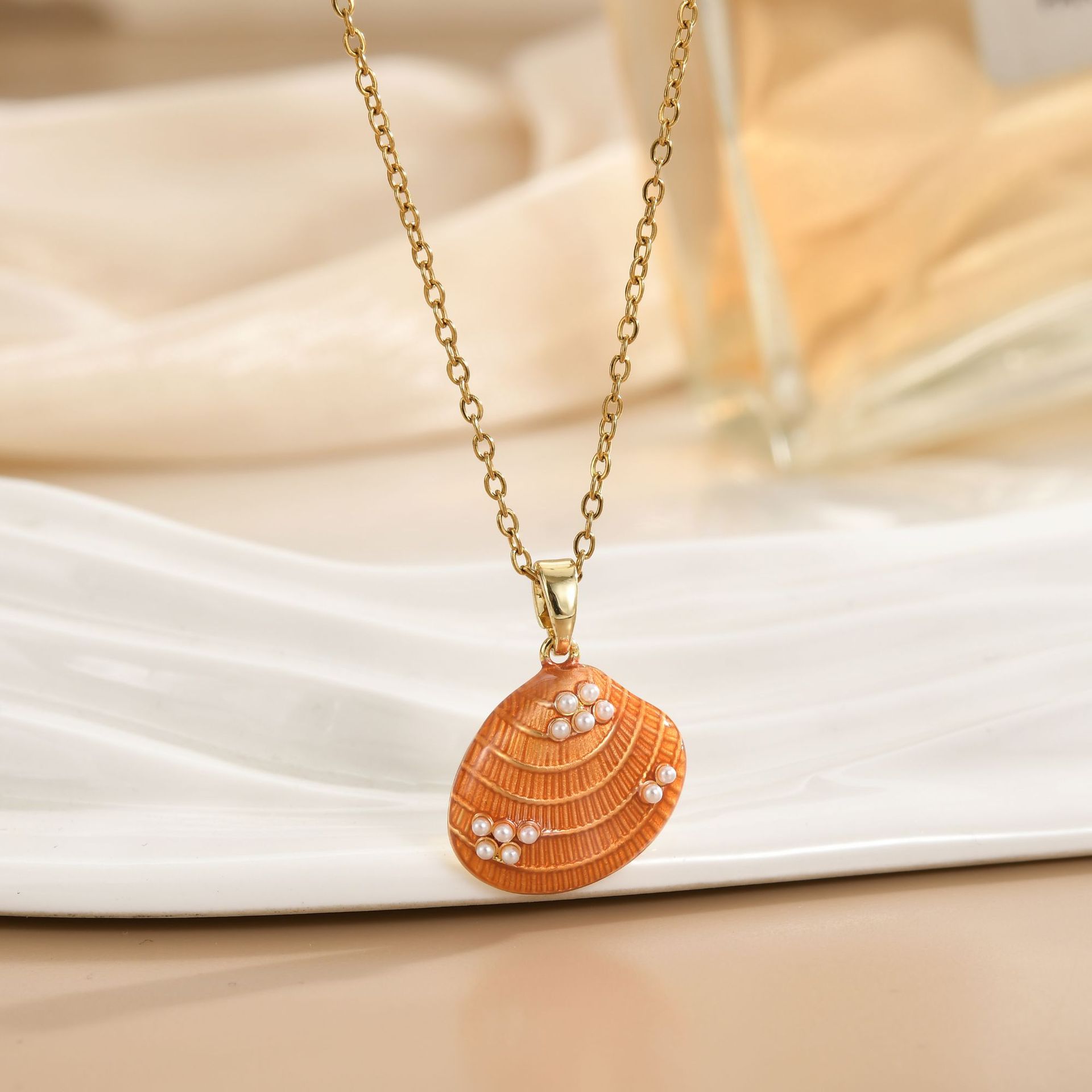 Ocean Style Shell Pendant Necklace With Pearl & Gold Plating_voghion.com
