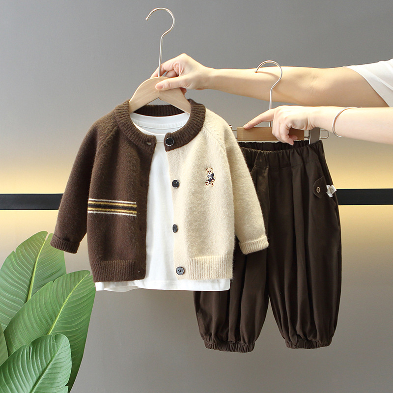 6155 Traje de otoño para niños 2025 Nuevo estilo para niños Estilo occidental Primavera y otoño Conjunto de tres piezas Suéter de moda Ropa de bebé Tendencia