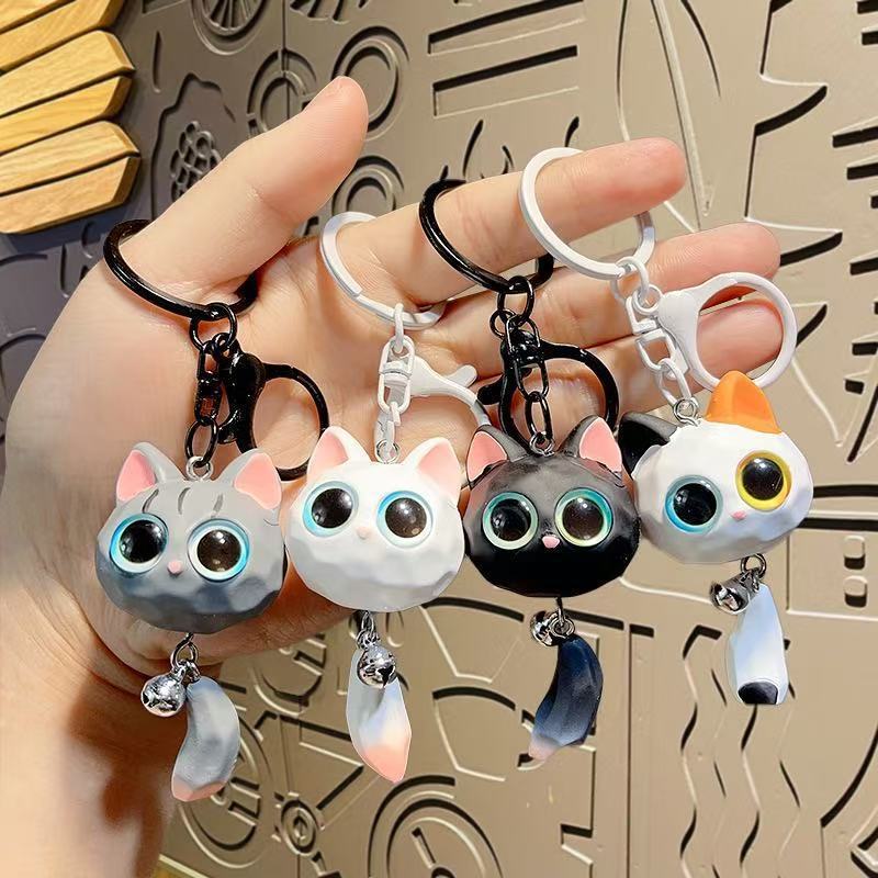 創意的で可愛いアニメ樹脂の大きい目の猫の頭の立体の公仔のカップルは尾の猫のペンダントのキーホルダーの贈り物を掛けます。|undefined