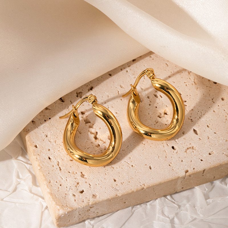 Pendientes de acero de titanio transfronterizos para mujer, lujo ligero, sentido de alta gama, temperamento retro de nicho, pendientes que no se desvanece, pendientes de todo fósforo al por mayor