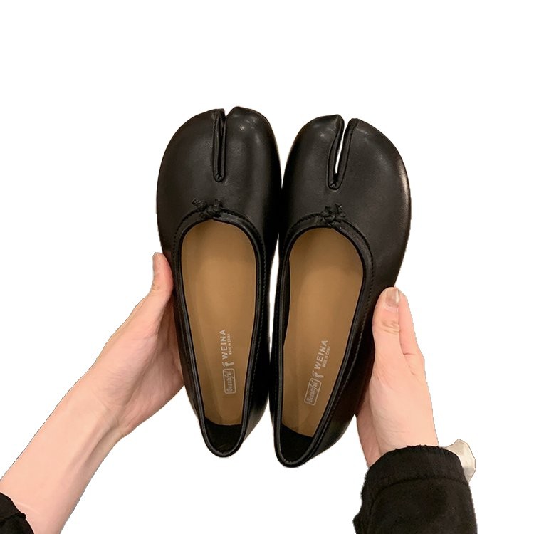 Flache Damenschuhe, Frühjahr/Herbst 2026, hufeisenförmige Zehentrenner mit Daumenmulde, rot_voghion.com