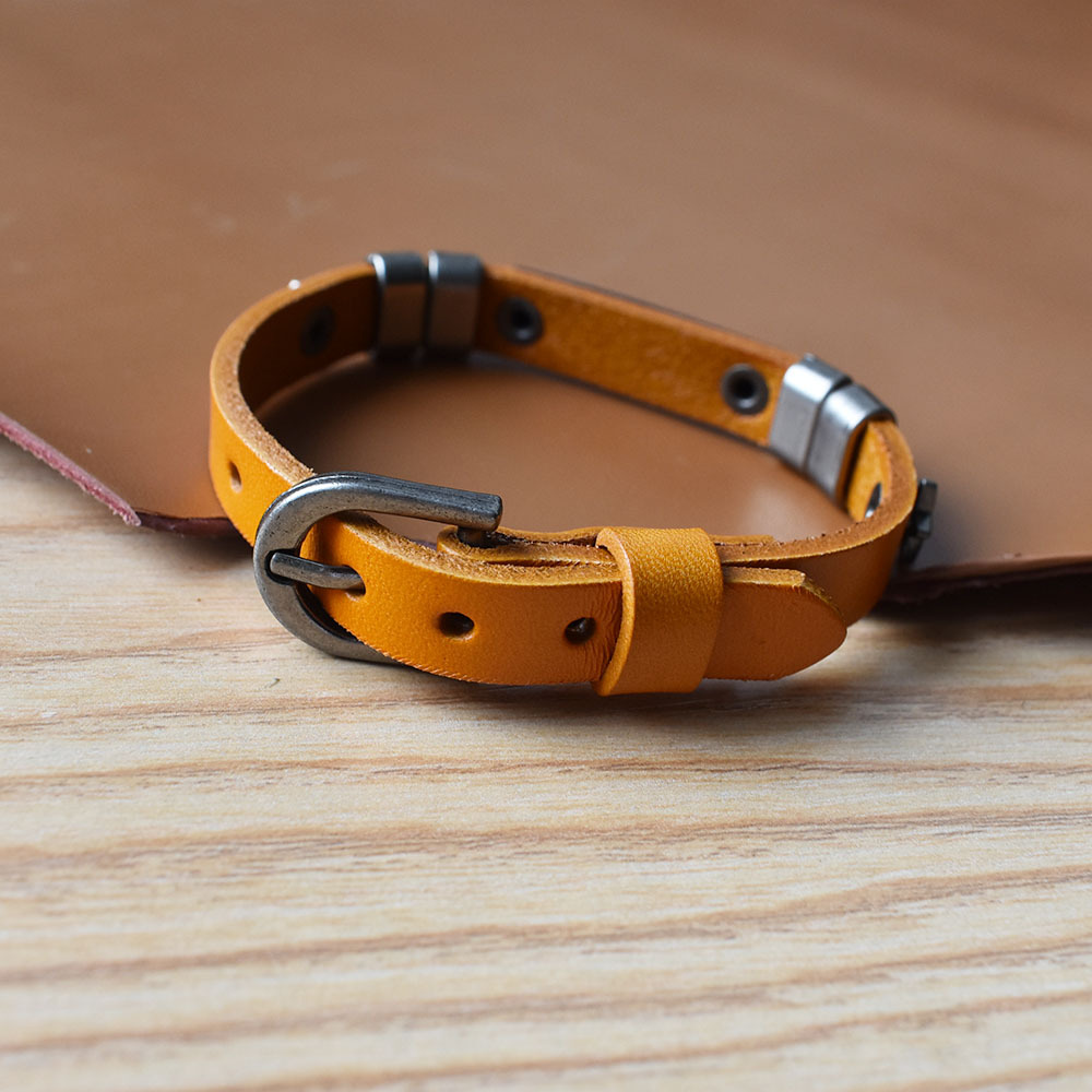 다크 브라운 노란색