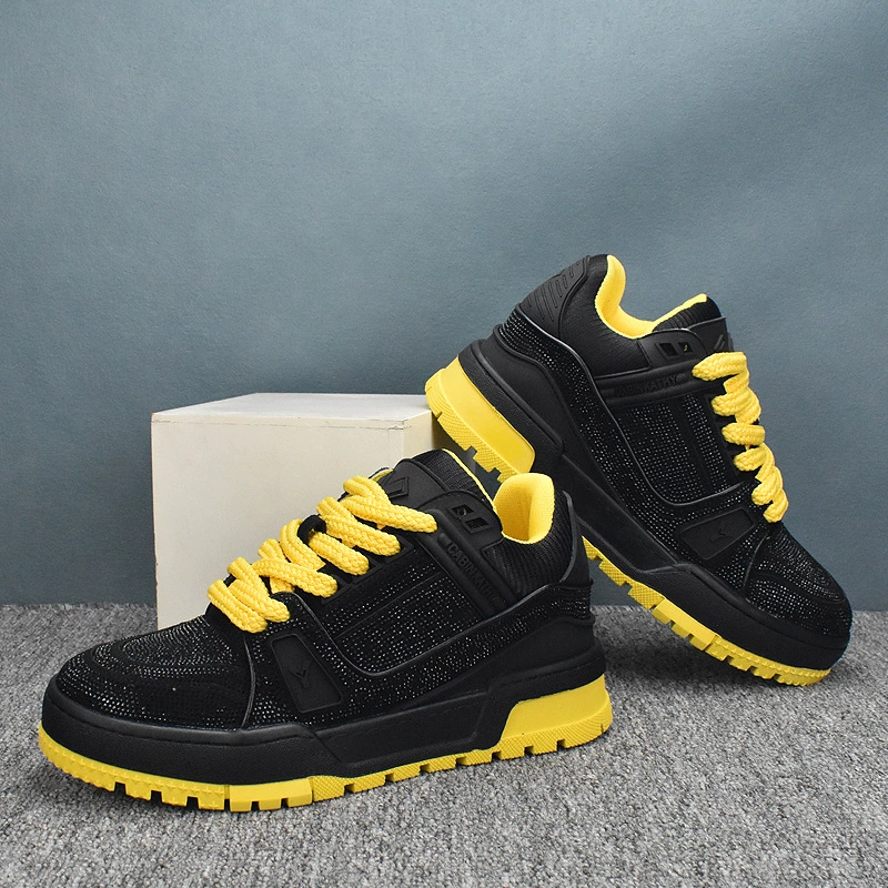 2025 повседневные кожаные новые низкие мужские кроссовки в корейском стиле дышащие модные белые туфли универсальные с толстой подошвой весна