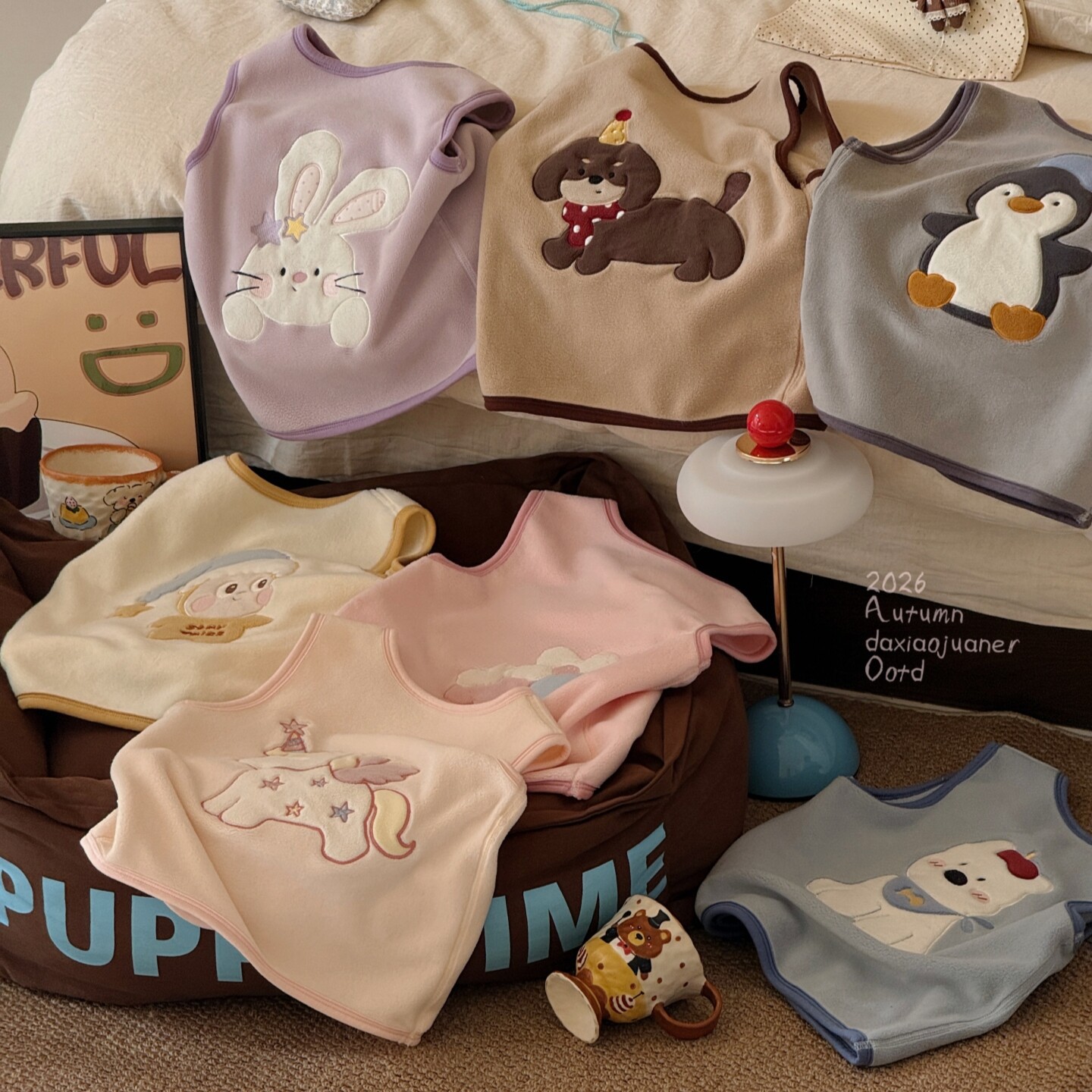 Cartoon-style plush vest for kids, featuring a cat theme, perfect for boys and girls, ideal for autumn and winter, and a great inner layer for school uniforms.