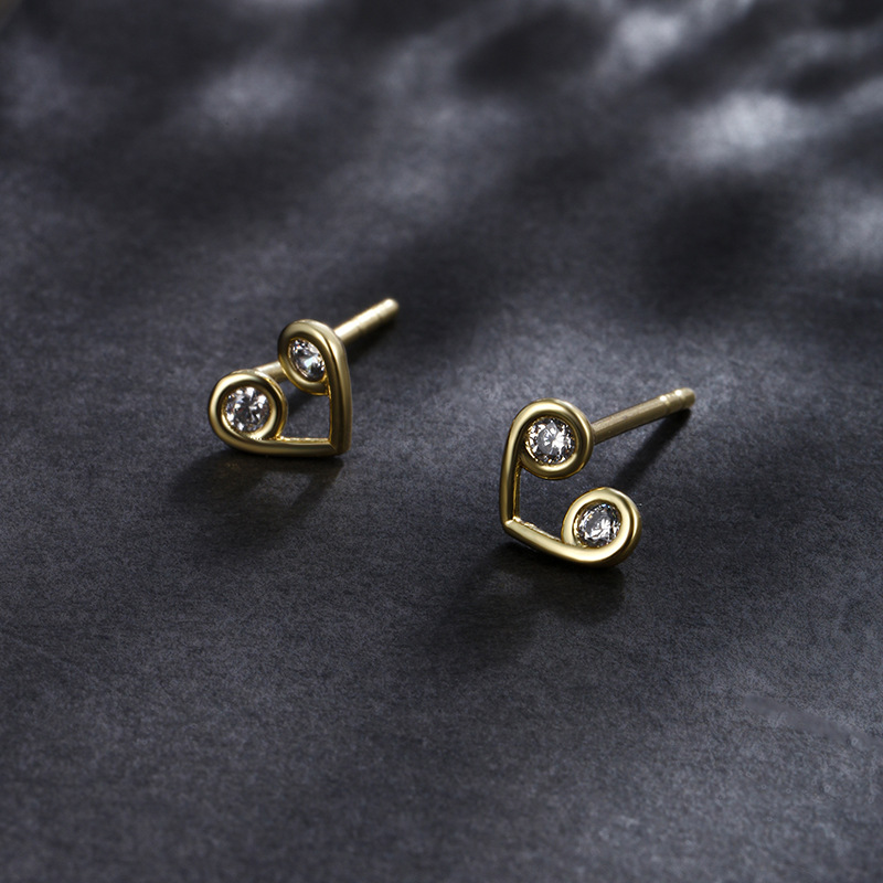 Aleación Xuping oro abierto amor pernos de orejas lujosos de alta calidad mujer delicada y compacta con diamantes en forma de corazón pernos de orejas chapados