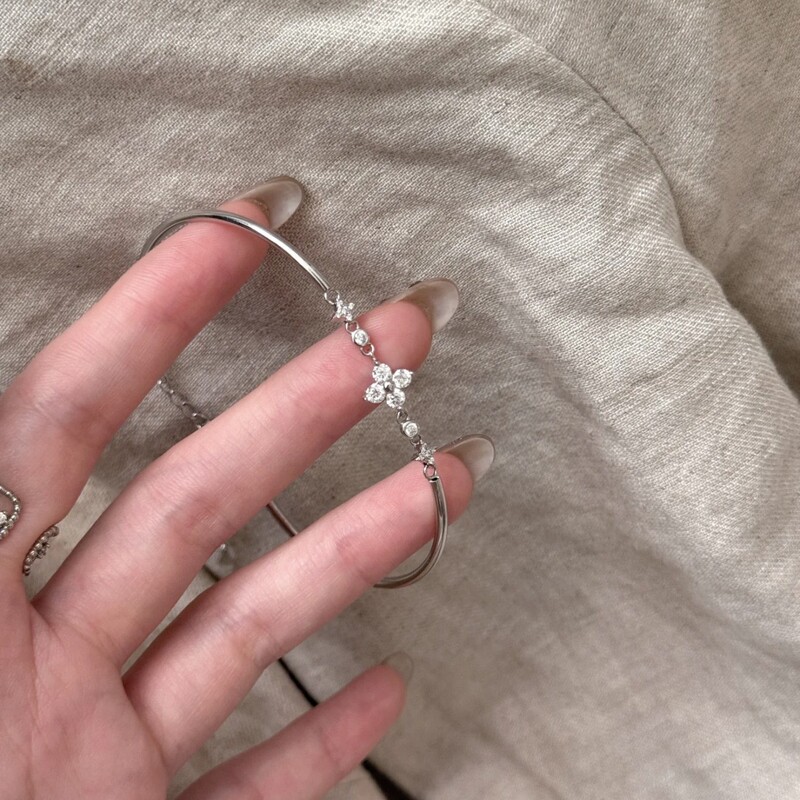 New four-leaf clover half-bracelet, a sweet and cute design with a youthful vibe, a unique and minimalist style with a touch of elegance, available for drop shipping