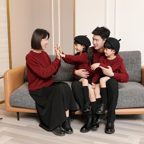 A family of three and four, mother, son, father, son, mother and daughter, soft and silky double-sided velvet family portrait, parent-child clothing, family clothing
