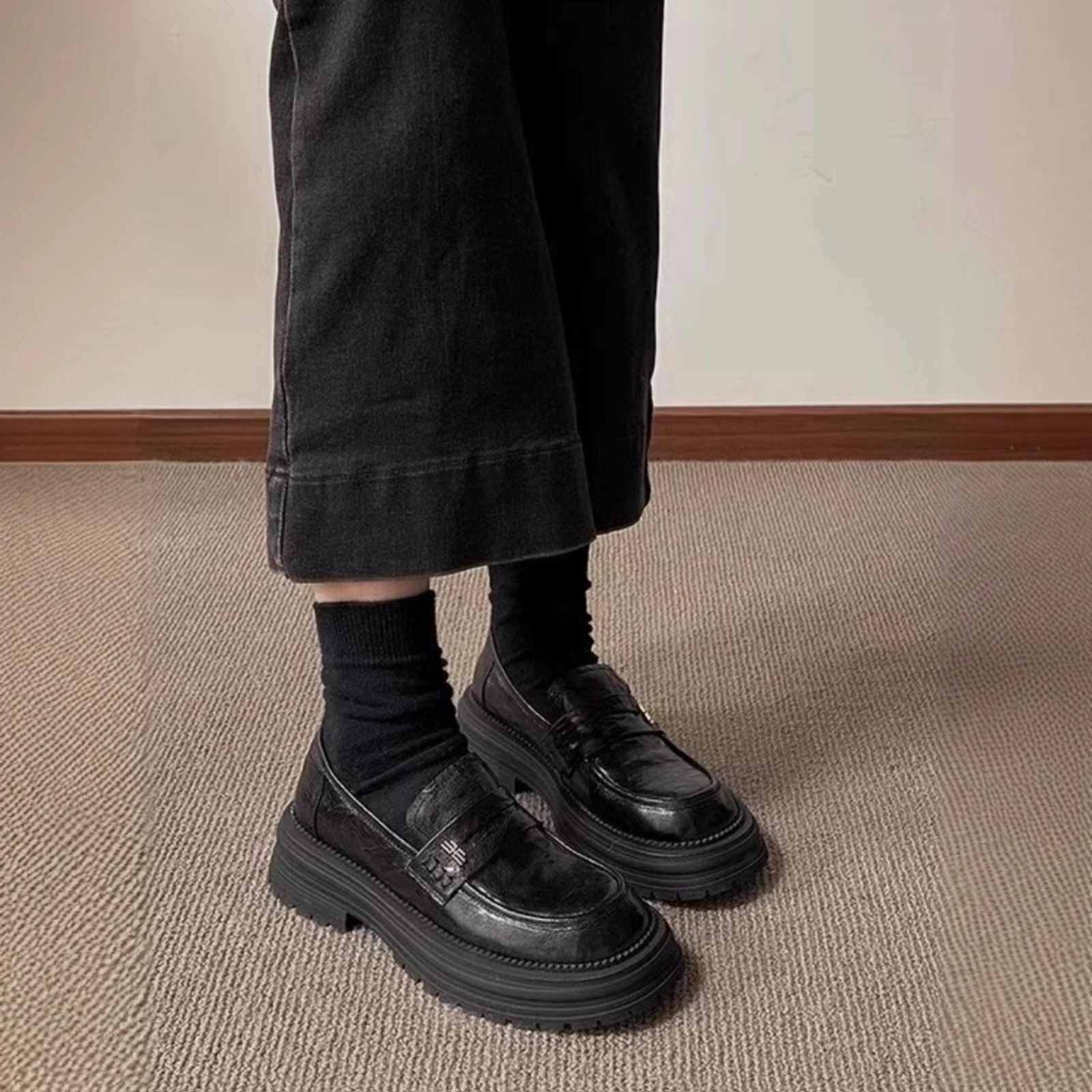 Французская мягкая кожа толстая подошва одиночные туфли женская весна и осень 2025 новый английский стиль черные маленькие кожаные туфли женская обувь Lefu zj