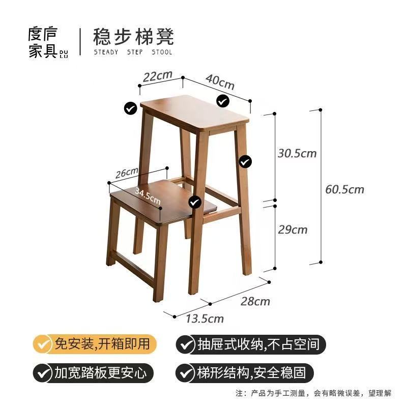 家庭用多機能は着実にはしごを上げて、小さなベンチに二、三歩の小さなステップのはしごの階段の客間の寝室の棚に登ります。|undefined