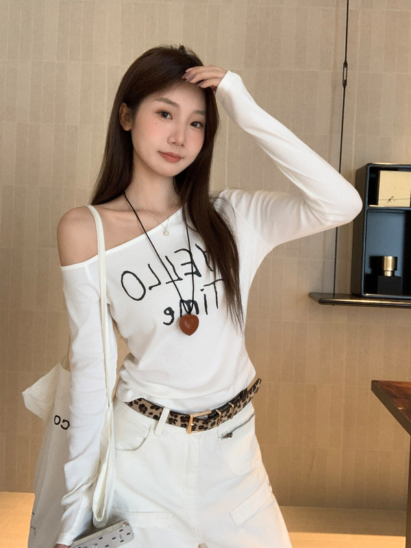 白色斜肩字母印花设计感长袖T恤女2025初秋新款修身显瘦露肩上衣|undefined