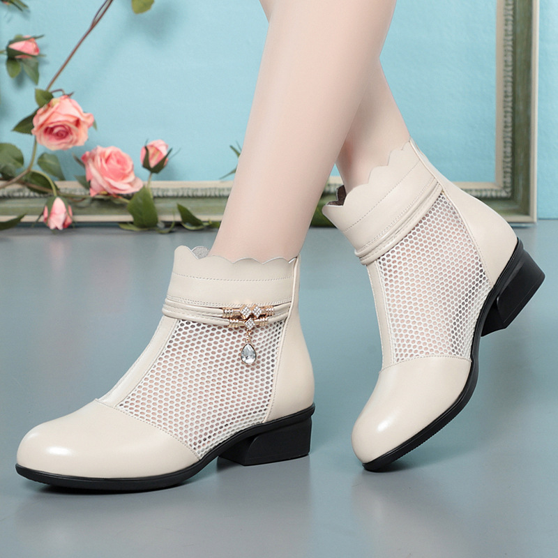 Boot nữ cổ thấp da thật lỗi họa tiết gót vuông phong cách Martin — màu be