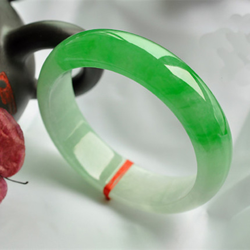 Bracciale in giadeite naturale birmana di tipo A. Bracciale rigido in giada_voghion.com