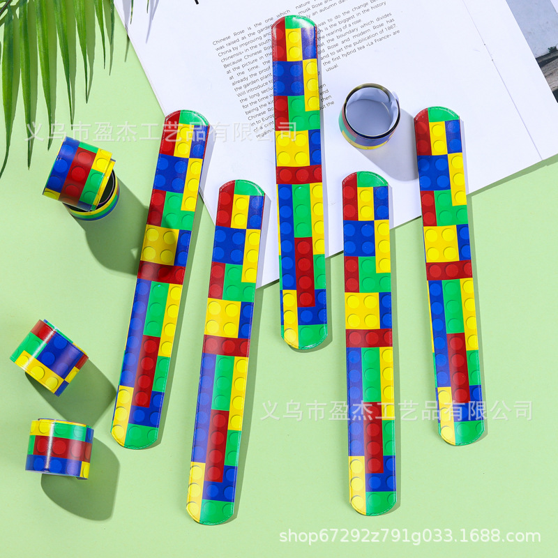 Estricta selección de bloques de construcción de color de Amazon collar PVC dibujos animados fiesta decoración pulsera