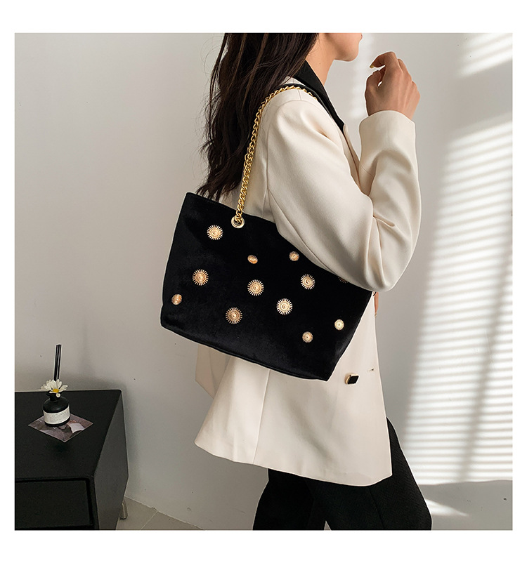 High-end and personalized hardware single-shoulder bag for women, new autumn 2024 collection, velvet chain handbag, stylish tote bag undefined