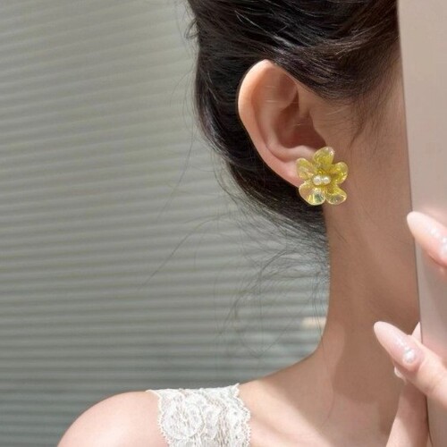 Summer is amazing! Fresh summer fluorescent yellow resin flower earrings for women, temperament versatile, super cool, great atmosphere ear accessories