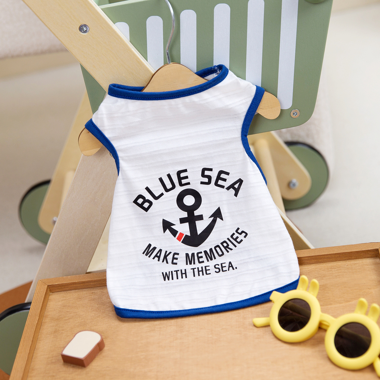 Camiseta regata estilo marinheiro para cães pequenos, como Teddy e Bichon Frisé, ideal para brincar. Roupa fresca e respirável para pets._voghion.com