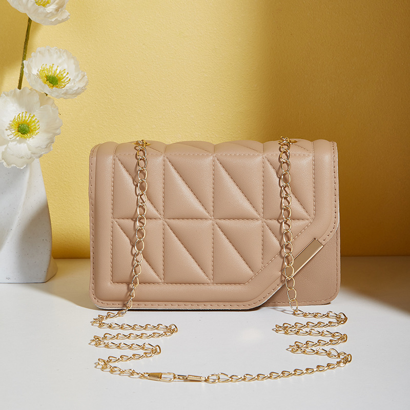 Bolsa cuadrada bordada de triángulo de diamante 2025 nueva moda versátil color sólido sequilla decoración de cadena de hebilla magnética mochila image 10
